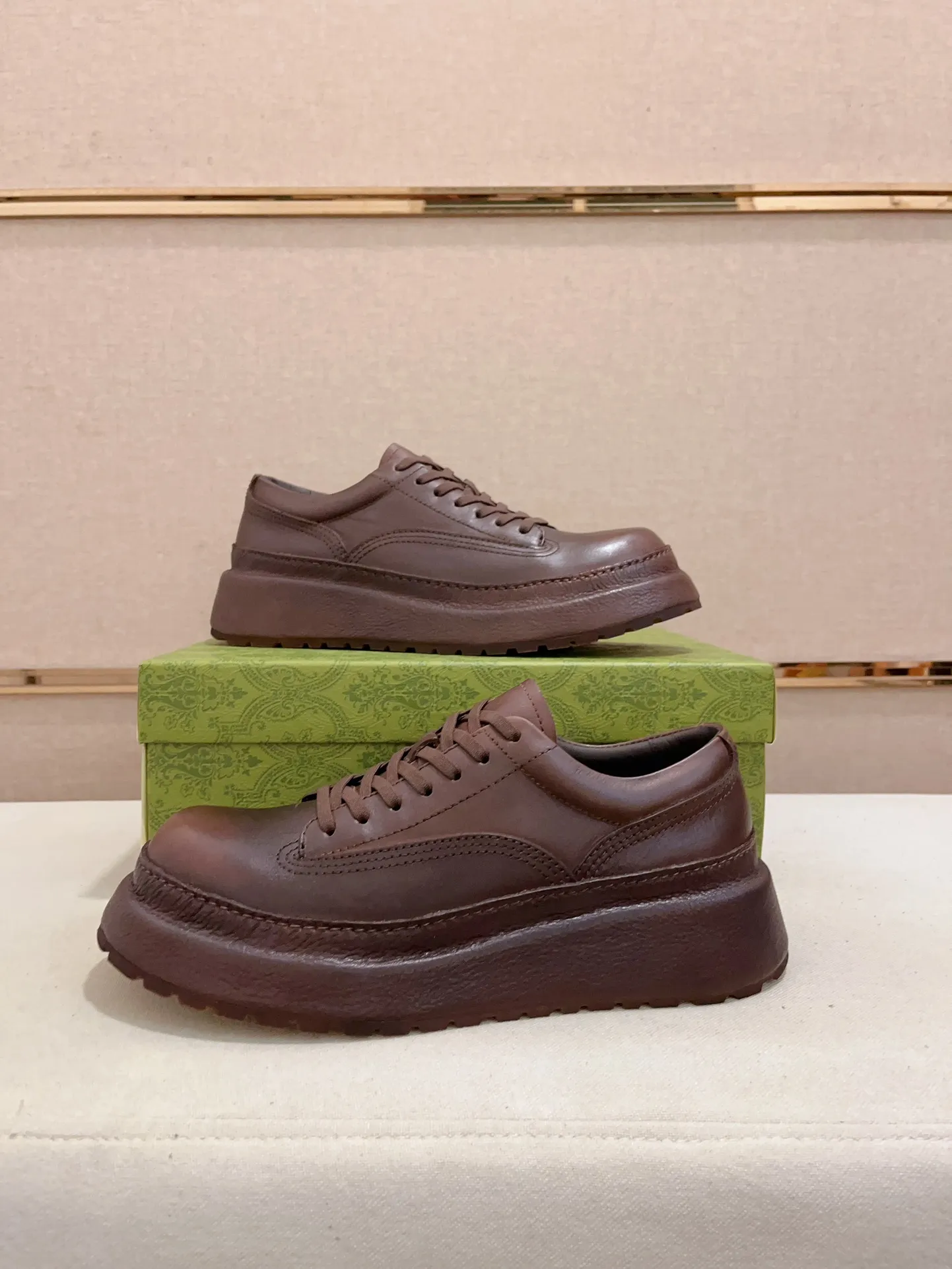 Men's shoes 💰: 680💰 Gucci (Gucci) new men's shoes, sold simultaneously on the official website, made from original orders, uppers made of first-layer cowhide, purely handmade craftsmanship 🌈 High-end first-layer genuine leather lining, original non-slip and wear-resistant outsole, fashionable and versatile, standard size .37-44. Can be customized 45-46